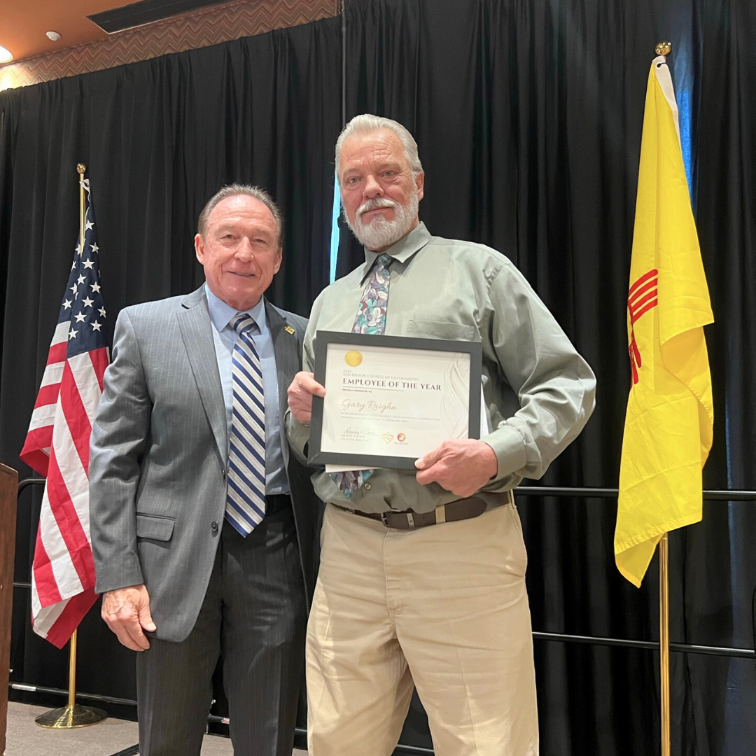 Picture of Rio Metro Employee of the Year Gary Raighn accepting an award