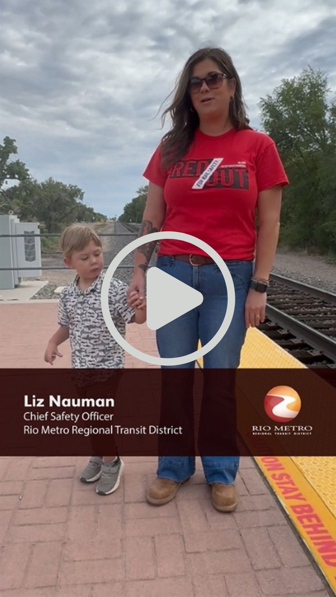Picture of a woman with a small child at a rail runner train station